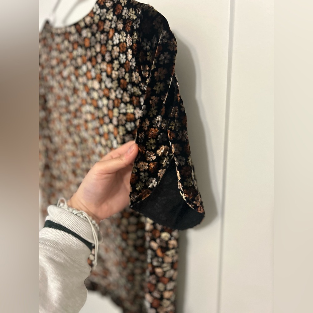 Like New Madewell Velvet Tulip-Sleeve Ruffle Top in Petite Bloom - Picture 11 of 12